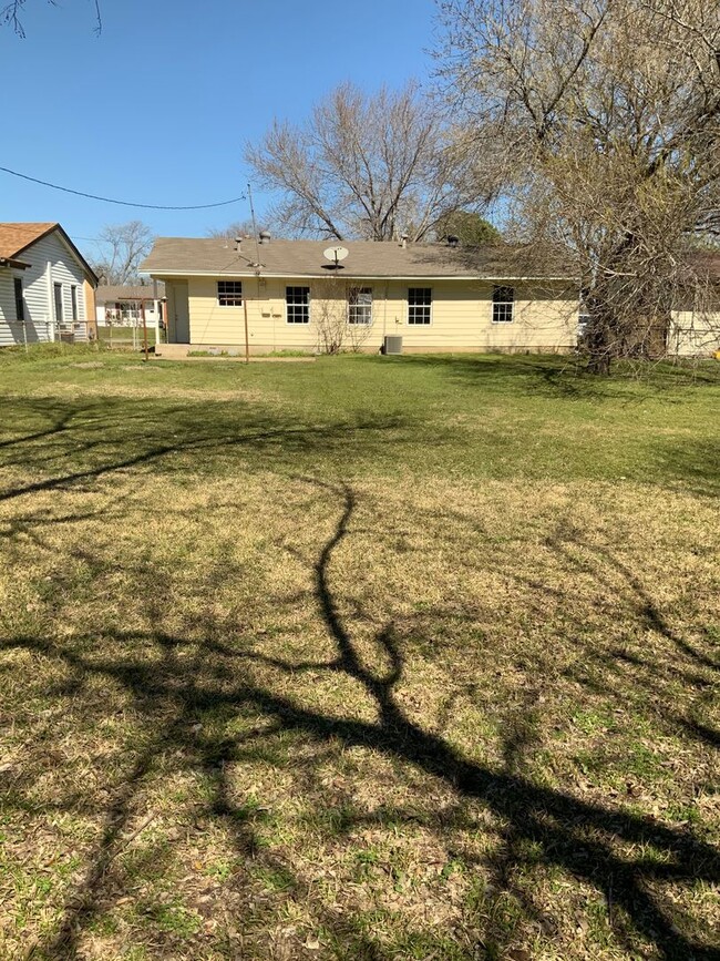 Building Photo - 3 Bedroom / 1 Bath / 1 car garage