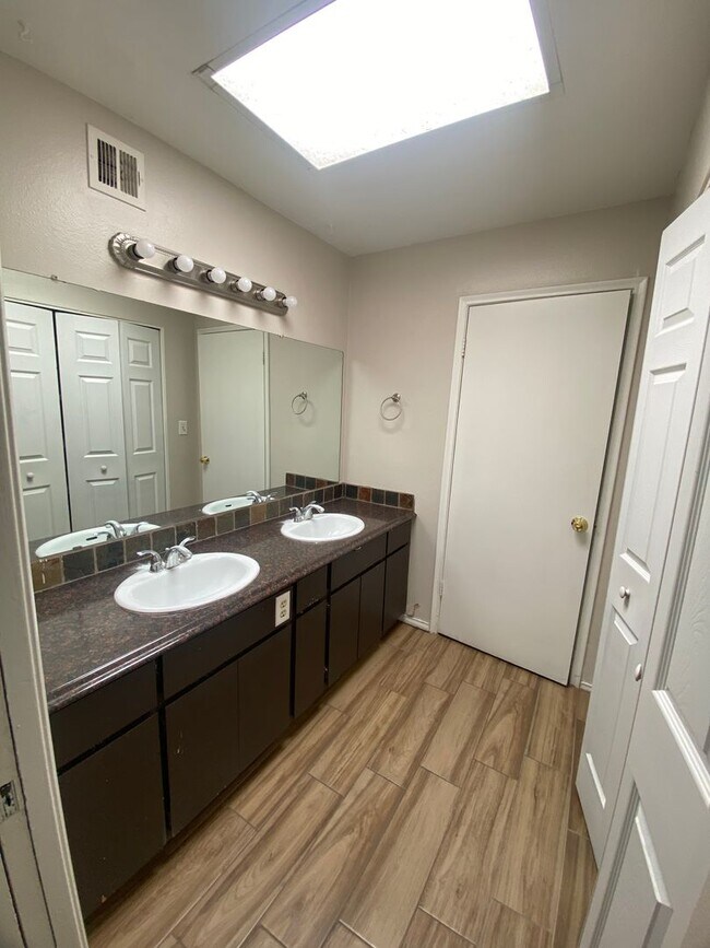 Building Photo - Charming 3 bedroom, 2 bath with Pool