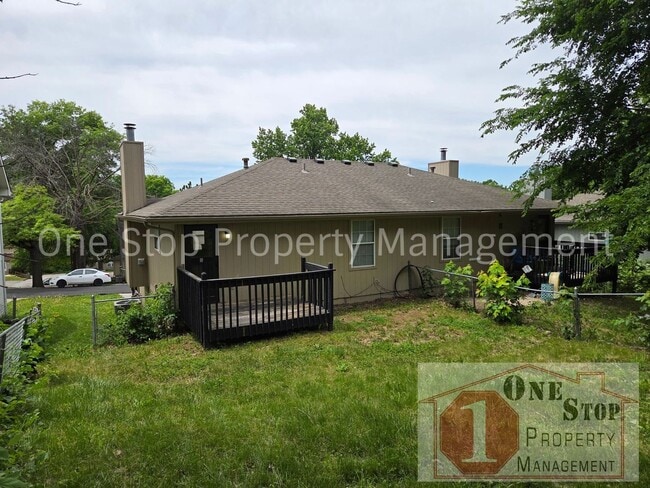Building Photo - 3 Bedroom 1.5 Bathroom Duplex with 1 car garage in North Kansas City