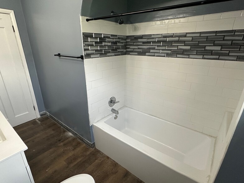 Bathroom - 505 W 52nd St