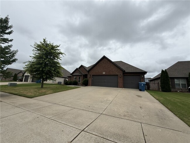 Building Photo - 3200 SW Satinwood Ave