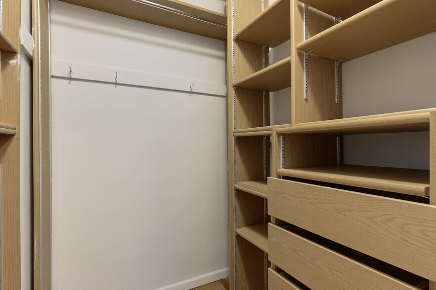 Smart Closet Layouts - 4100 W St NW