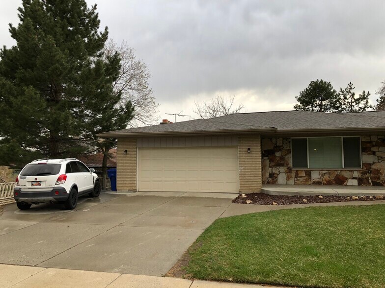 Building Photo - 7928 S DA VINCI DR