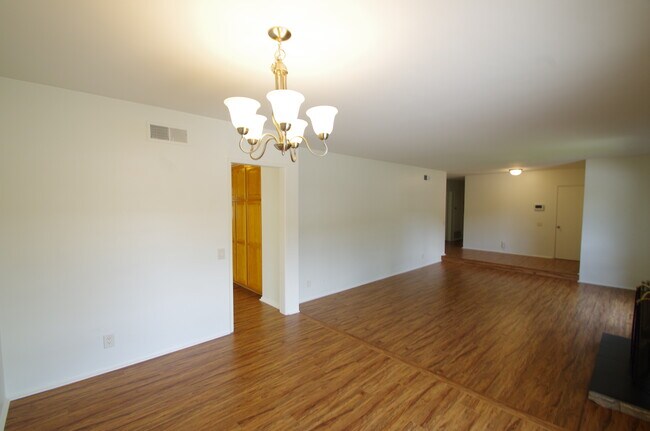 Building Photo - 1072 Hendrix Ave