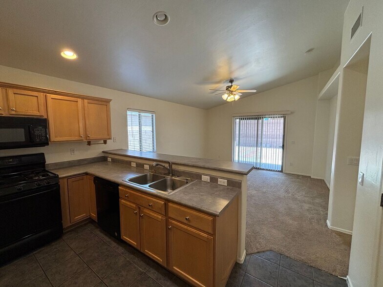 Building Photo - 10500 E Carolina Willow Ln