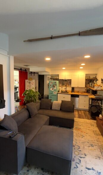 Building Photo - 1034 Queen St N