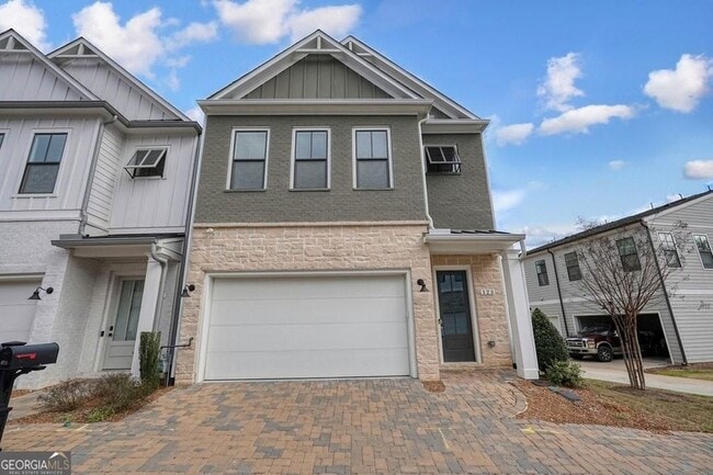 Building Photo - 123 Village Green Ave