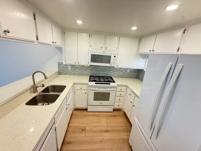 Building Photo - Cozy 2 Bedroom 1 Bath Unit