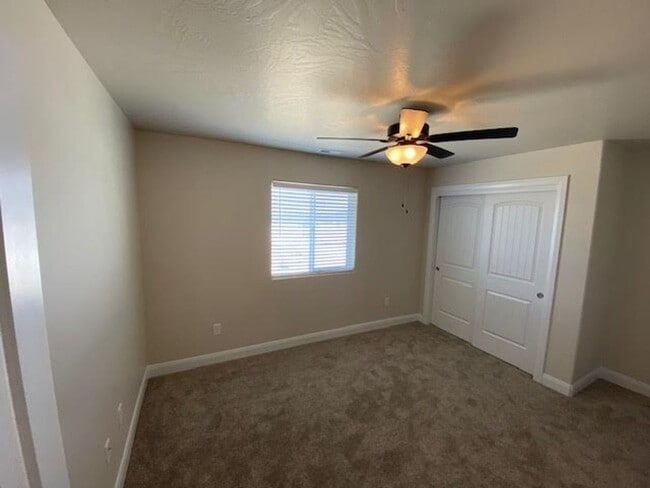 Building Photo - 3 Bed - 2.5 Bath, Large Townhouse - 2 Car Garage