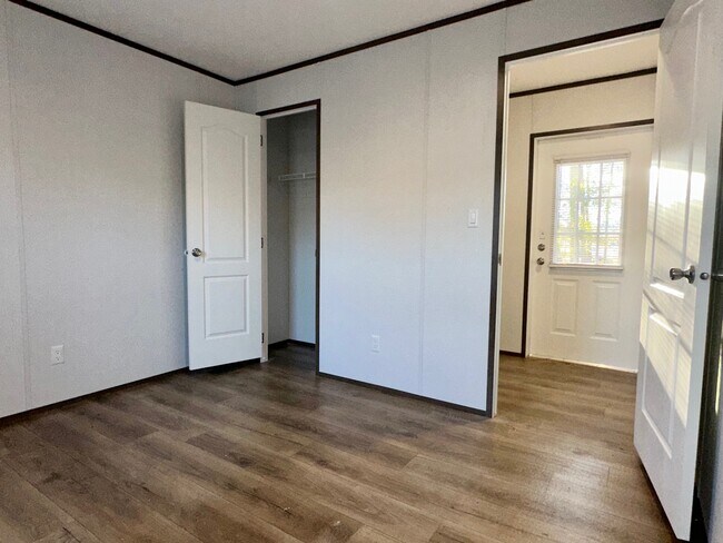 Building Photo - 414 Chloe Cir