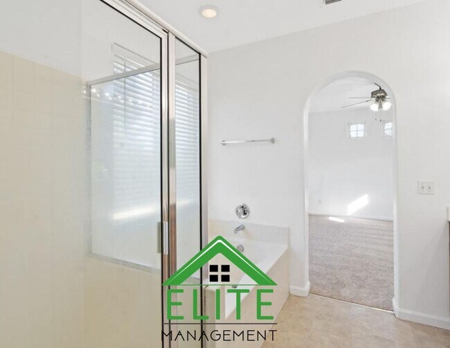Building Photo - **Spacious 4-Bedroom, 2.5-Bath Home with L...