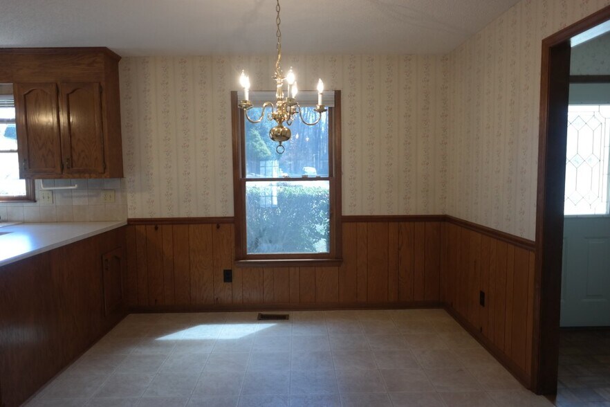 Building Photo - 2420 Wellington Dr