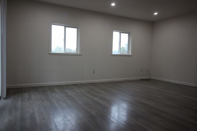 Building Photo - 672 Irwin Ln