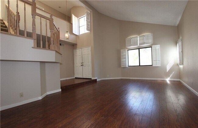 Building Photo - Gorgeous & Open Floor Plan House 4.Bed+3.B...