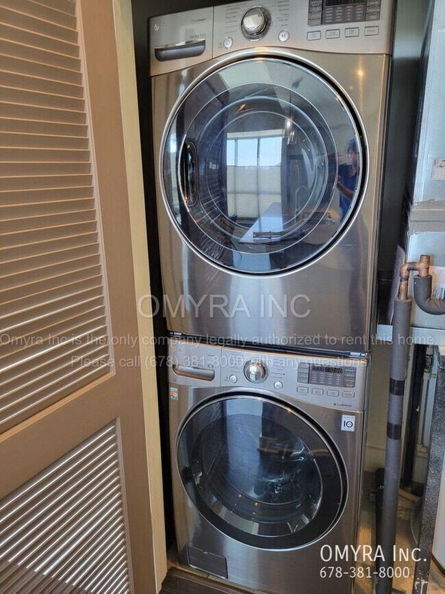 Building Photo - Stunning 3-Bedroom Midtown Condo with City Views!