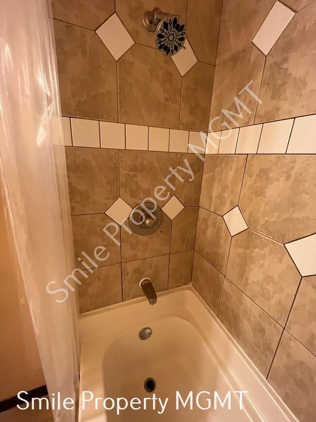 Building Photo - A charming ranch-style single-family home located in the Milwaukie area.