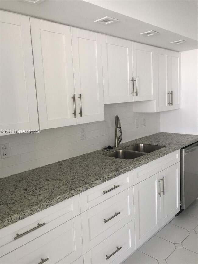 Building Photo - 1904 S Ocean Dr