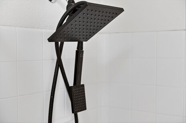 Building Photo - Beautiful Upgraded Townhome: 1,676 sqft, 2-Car Garage + Iron Horse Trail Access