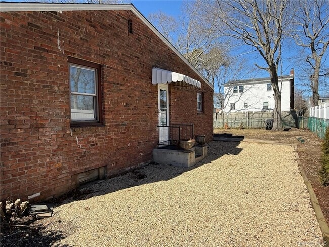 Building Photo - 21 Sherwood Dr