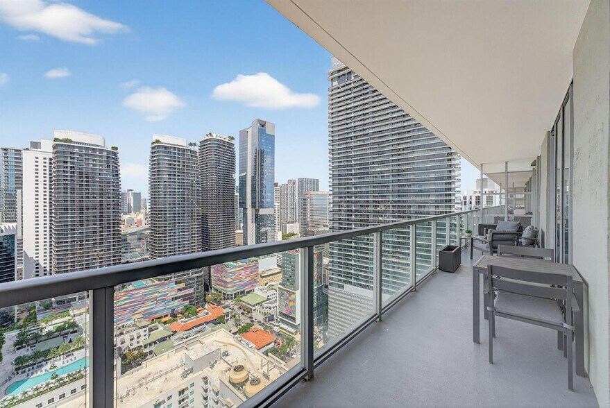 Building Photo - 1111 SW 1st Ave