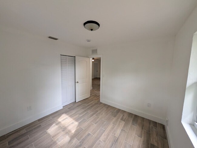 Building Photo - Bright & Updated Rental Near Downtown Fort Lauderdale