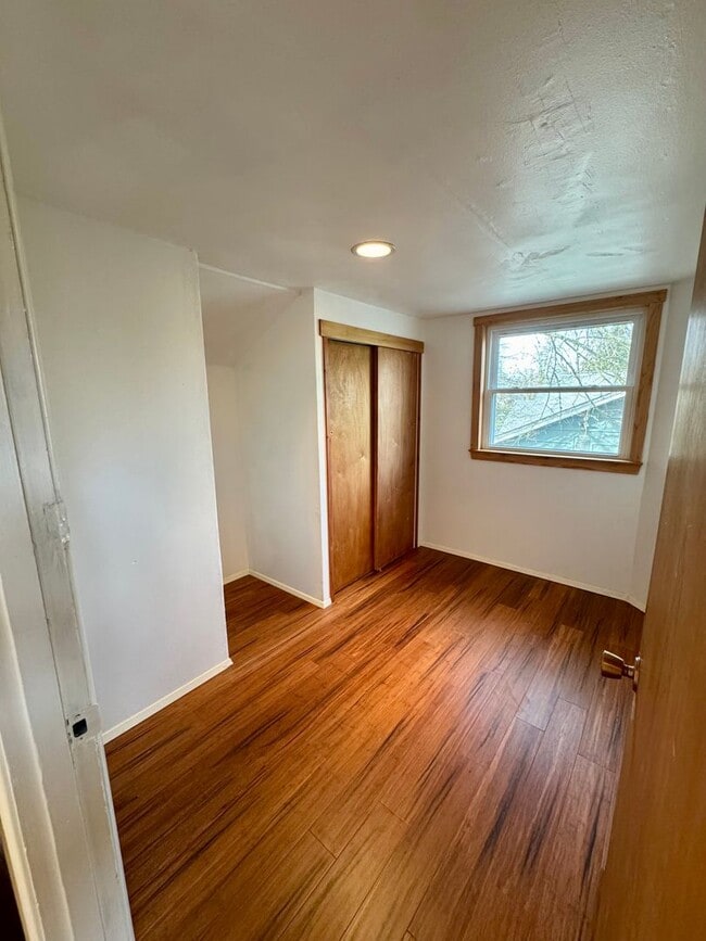 Building Photo - Beautiful 4 Bedroom, 2 Bath with Bonus Room in the Whiteaker Neighborhood!