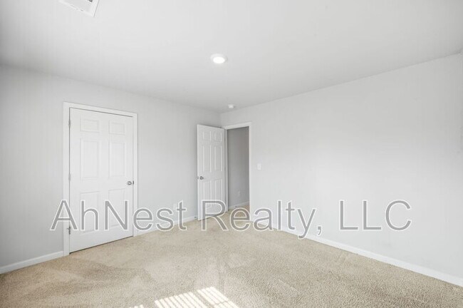 Building Photo - 3012 Hawthorn Farm Blvd
