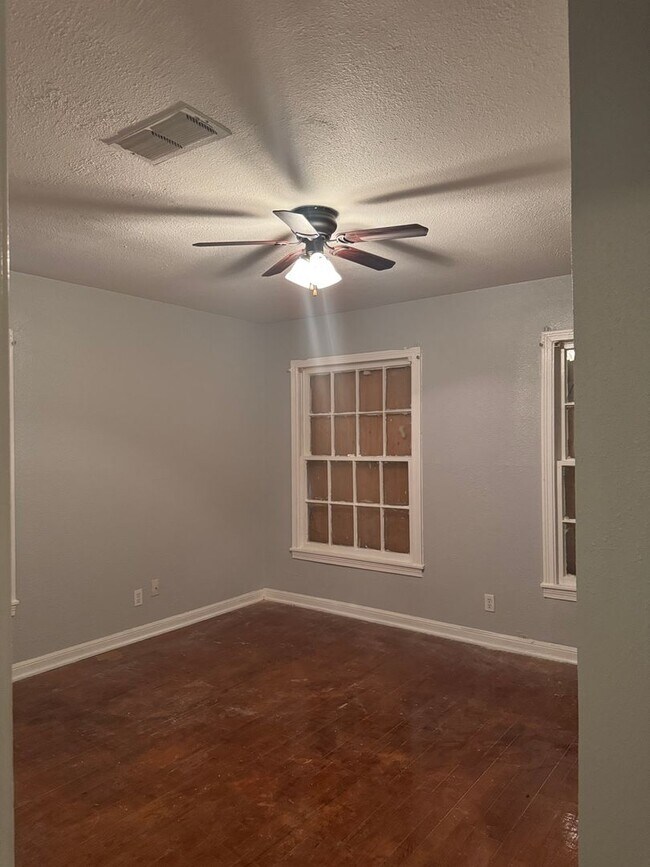 Building Photo - 5042 Ventura Ln