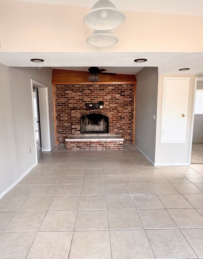 Building Photo - Charming 4-Bedroom Home in Seminole, FL - SECTION 8/HOUSING VOUCHER ACCEPTED!