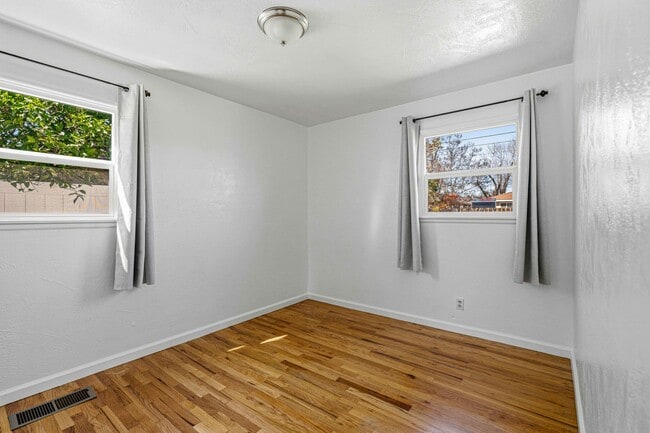 Building Photo - 1415 W Roseburg Ave