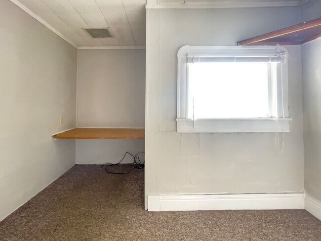 Building Photo - 830 W North St