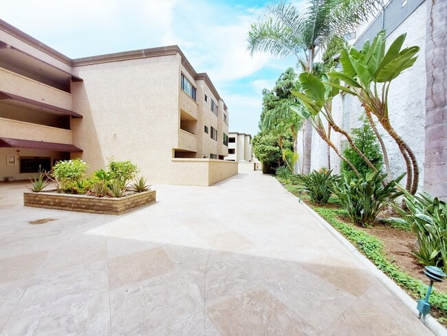 Building Photo - 2420 Torrey Pines Rd