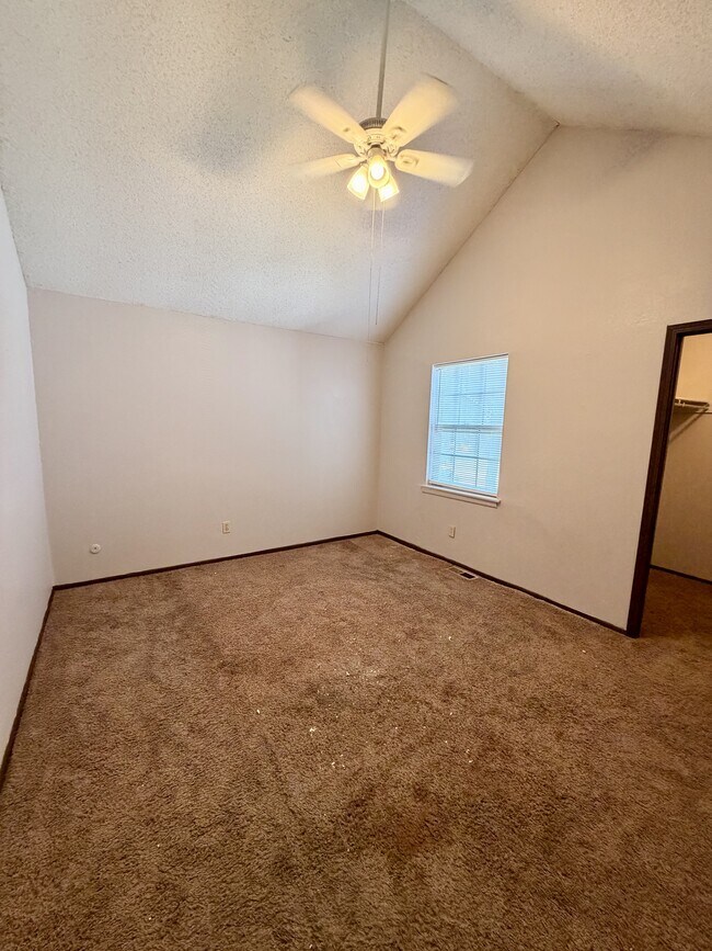 Building Photo - 215 NE Timbercreek Dr