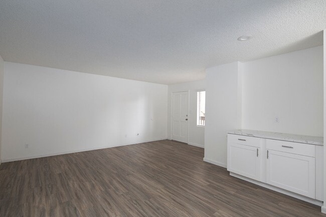 Building Photo - Gorgeous 2BR in Hillcrest with 2 Parking S...