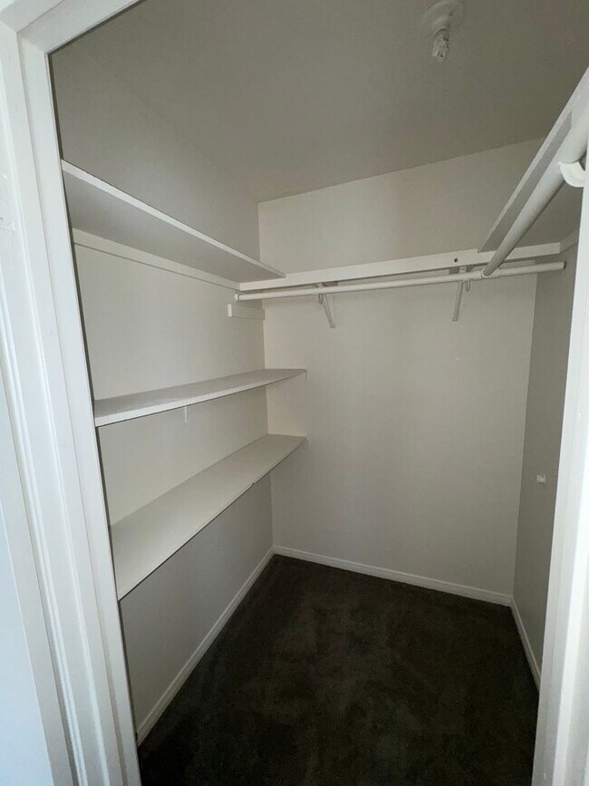 Building Photo - 5 Bedroom, 3.5 Bath, Beautiful 1,856 SQ FT...