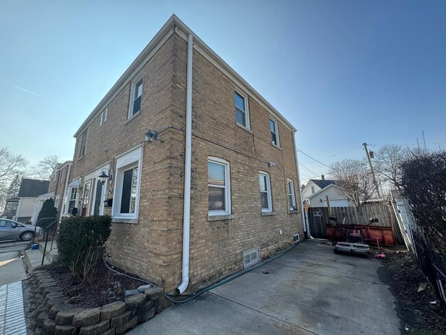 Building Photo - 1834 Illinois St