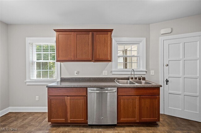 Building Photo - 3595 Glencairn Rd