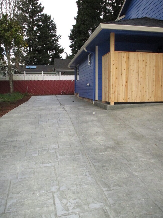 Building Photo - Beautiful Three Bedroom in South Salem