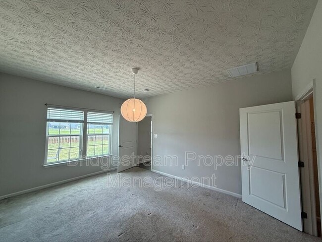Building Photo - 2194 Schmidt Dr W