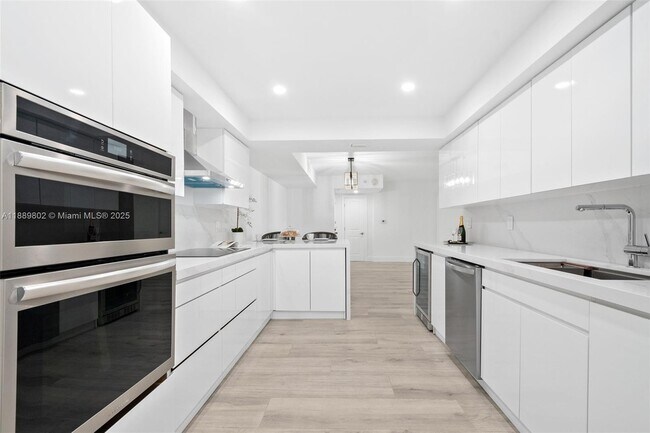 Building Photo - 1121 Crandon Blvd
