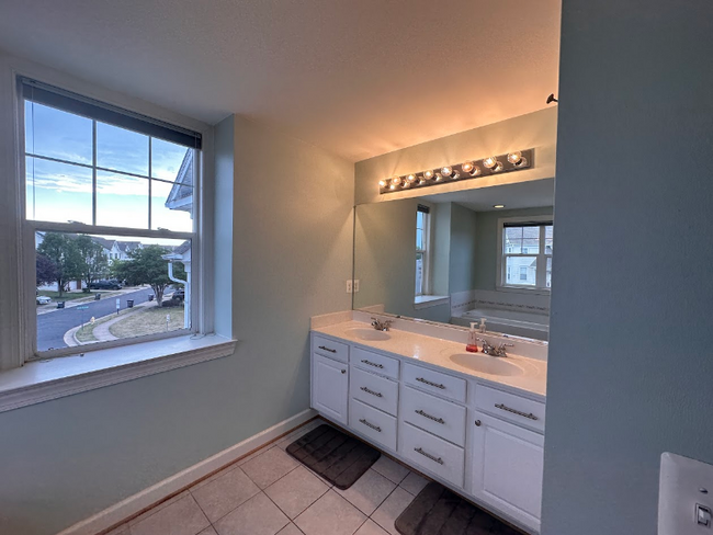 Building Photo - 8273 Glade Bank Dr
