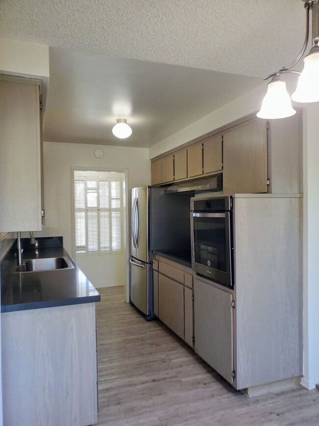Building Photo - Just For You! Midtown Ventura prime location!