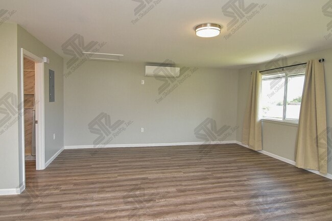 Building Photo - 1093
