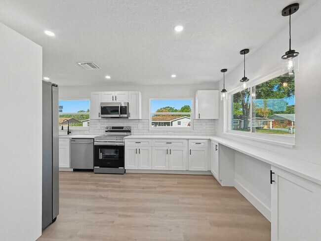 Building Photo - Spacious and Updated Home in Tampa! Move-in Ready | 2bed-1bath