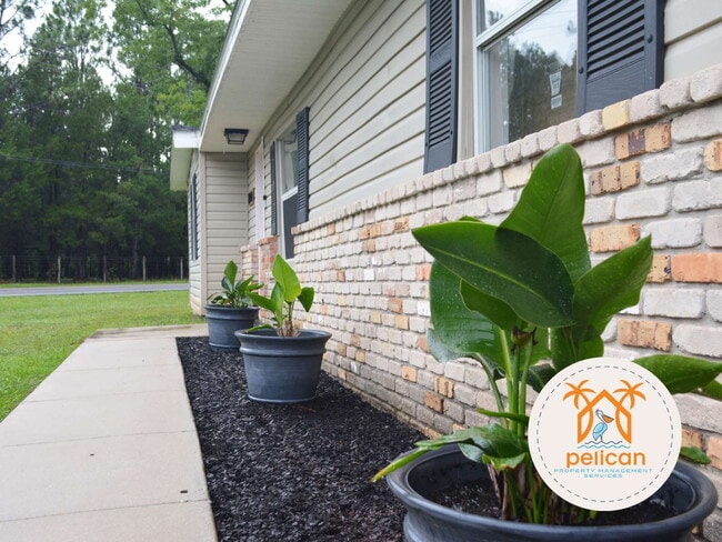 Building Photo - Beautiful home for rent on a spacious corner lot with a fantastic layout!