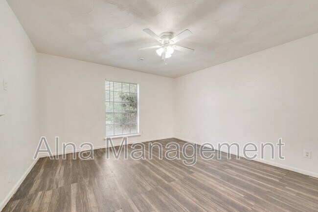 Building Photo - 2529 Belhaven Dr