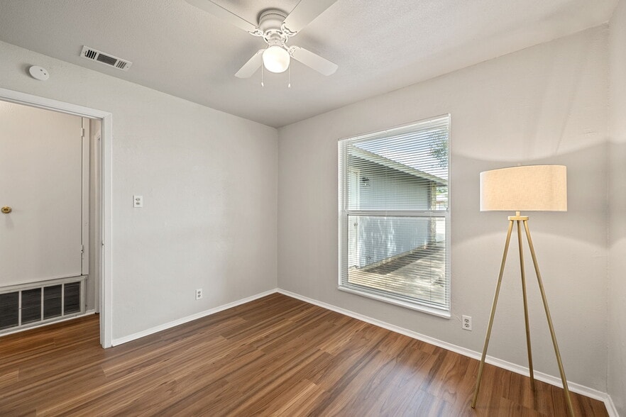 Building Photo - 703 Country Aire Dr