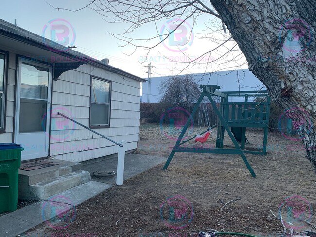 Building Photo - 1/2 Month Free!!! Cozy one bedroom one bathroom duplex located off of Keystone and Seventh Street...