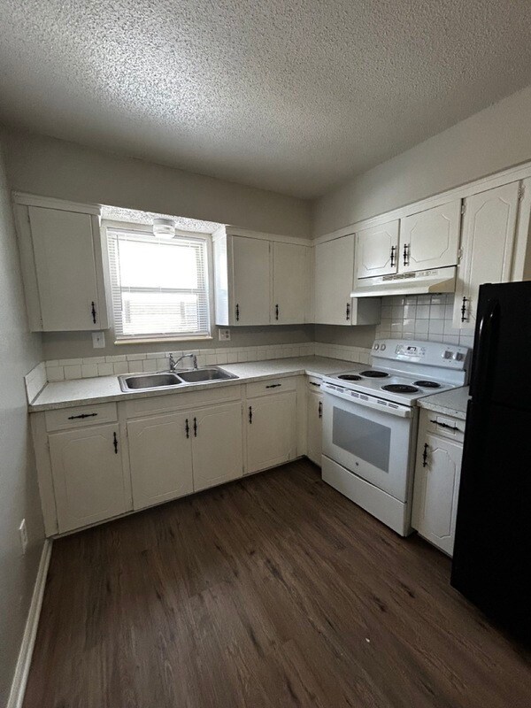 Building Photo - 1415 W Maple Ave