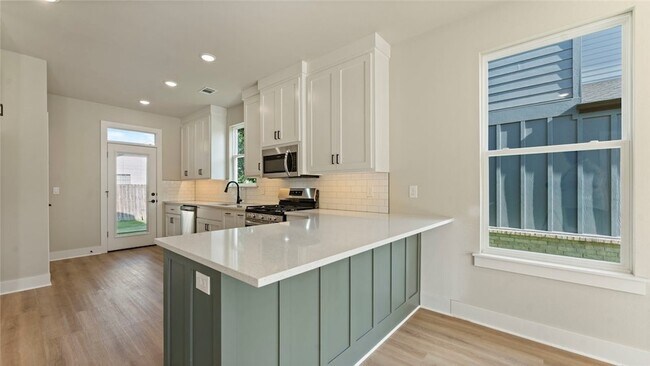 Building Photo - 1303 SW Journey Ln